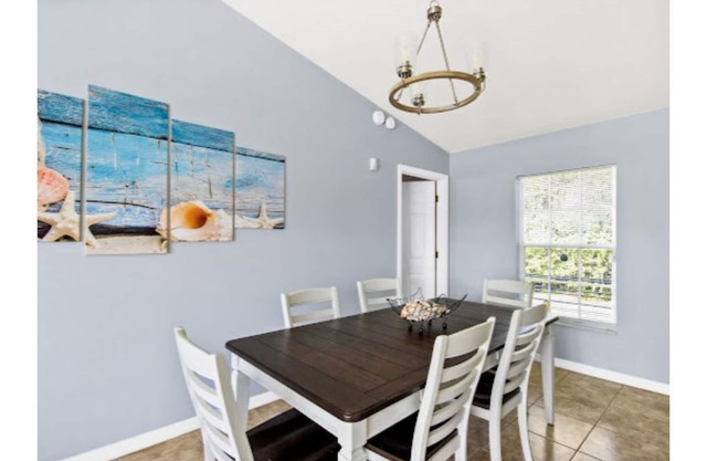 Bright, sunny, spacious house close to nearby attractions