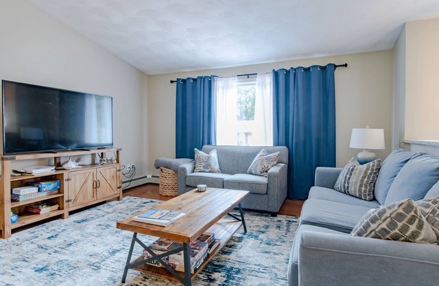 Bright & Sunny Two level home, sleeps 10 w/ association beach