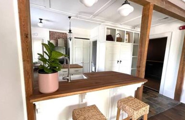 Bright, Top floor downtown apartment with balcony