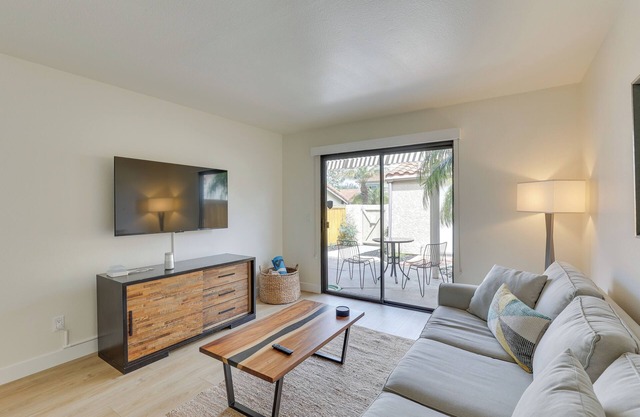 Bright Townhome in Carlsbad 1 Mile to Beach!