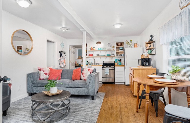 Bright & Trendy Cottage Close to Downtown Albany & Near OSU, Sleeps 4