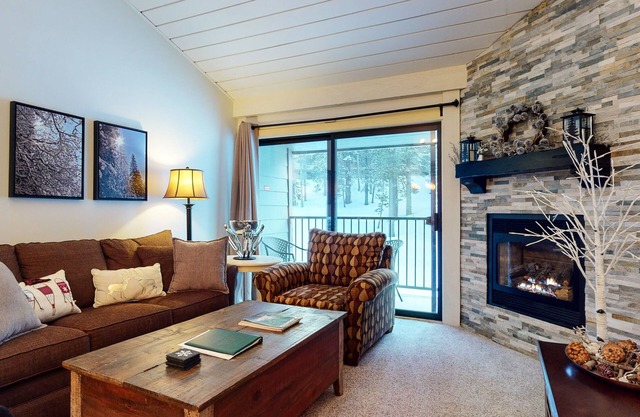 Bright Unit, Quiet Location, Near Mountain Bike Trails, Balcony. On-site Pool