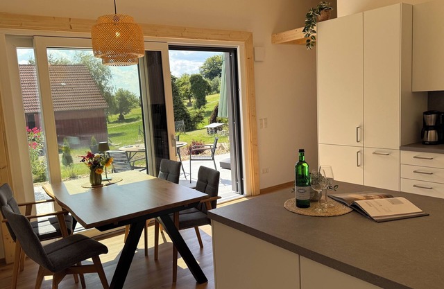 Helles Ferienhaus mit 2 Terrassen
