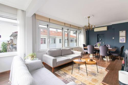 Bright Vibrant 3BR Haven near Sea and Prime Locale