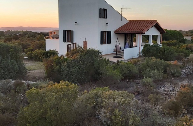 Helle Villa in einer grünen Oase mit Meerblick
