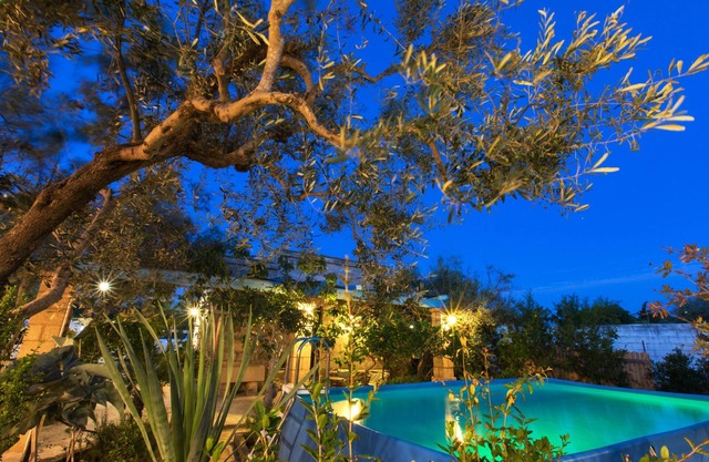 Helle Villa mit Pool umgeben von viel Grün in der Nähe des Meeres