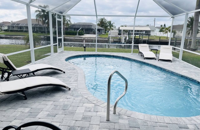 Bright Waterfront Home. Heated Pool. Short drive to Beach. Beautiful Sunsets.