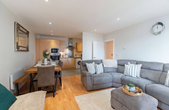 Bright Watford Home | Balcony + Parking Included
