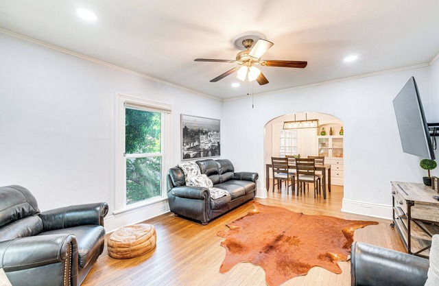 Bright Woodland Apartment: Walk to Main Street