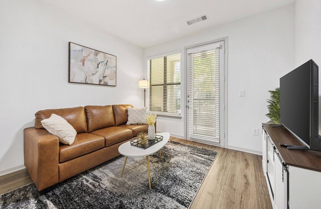 BrightHaven - Chic 1BR + Pool & Gym Access & Free parking