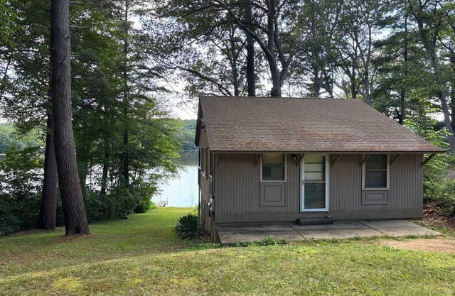 Brimfield Waterfront cottage