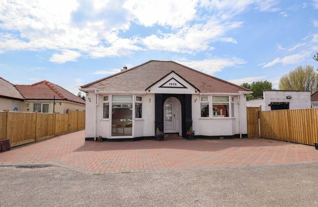 BRIMROD, pet friendly, luxury holiday cottage in Talacre