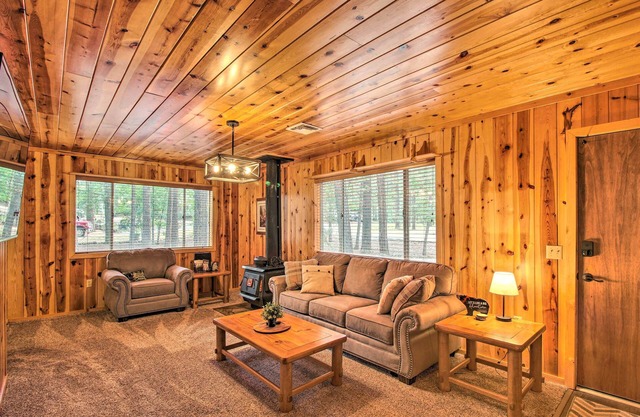Bring a Pet: Pinetop Cabin w/ Game Room!