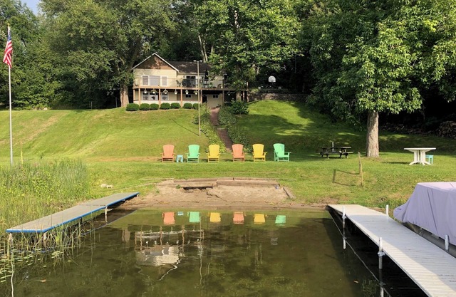 Bring the Family and the pups ! Private Lakeside Home w/WIFI