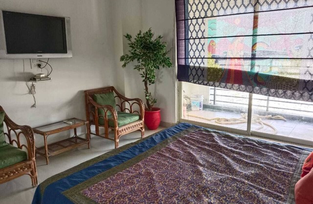 Bring your family to this comfortable home for moments of relaxation .
