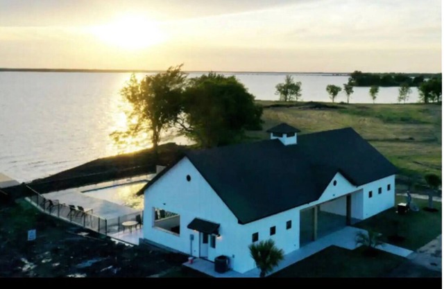 Bring your RV and camp by the majestic and peaceful Richland Creek Reservoir.