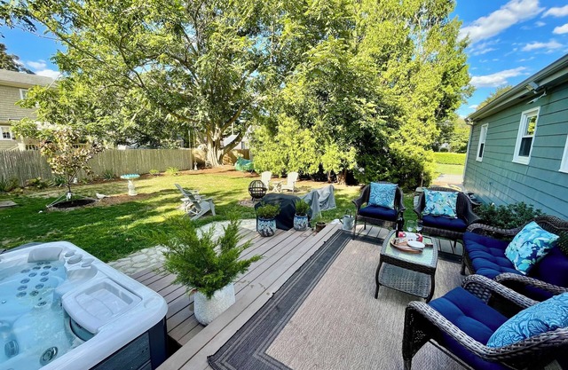 Bristol Sweet Spot: king bed, hot tub, walk or bike to town and beaches.