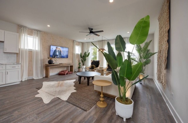 Broadway Boho - Rooftop Deck - Mins to Downtown - Sleeps 8