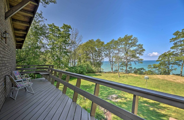 Haus am Wasser am Lake Erie mit Hinterhof und Feuerstelle