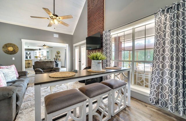 Broken Bow Vacation Rental w/ Pool & Hot Tub!