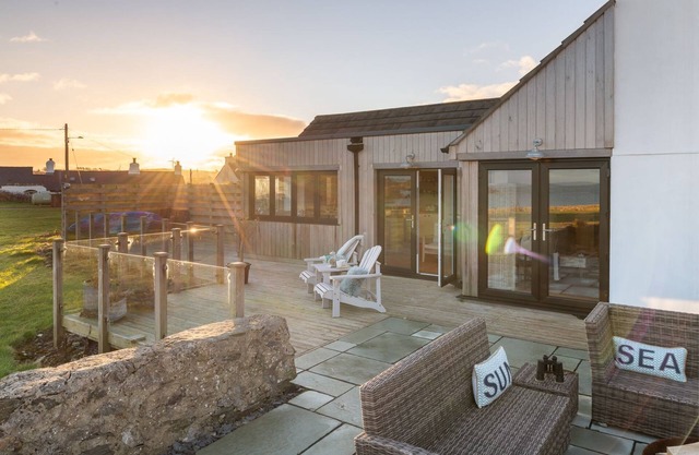 Bron Wendon: Three bedroom pet-friendly cottage with sea views