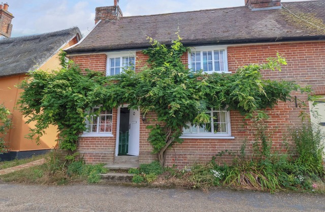 BROOK COTTAGE, pet friendly, character holiday cottage in Peasenhall