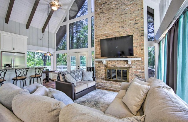 Brookeland Resort Cabin with Golf and Lake Access