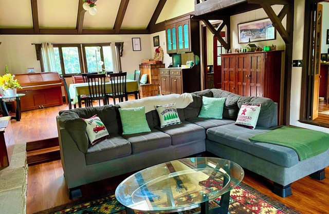 Brooklyn Bear Den: Charming 2-bedroom house