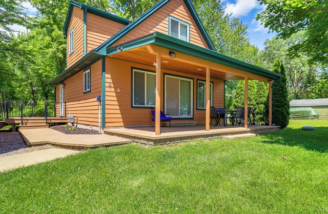 Brooklyn Cottage w/ Dock - Steps To Wamplers Lake!