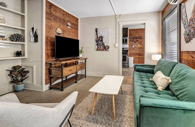 Brooklyn: First Floor, Walk to A&M, Comfy King Bed