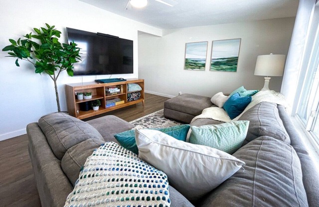 Brooklyn's Cozy Rambler: Modern Comfort in a Prime Location