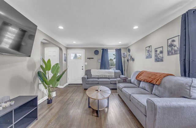 Brooklyn Townhome|Updated Kitchen|Spacious Living Room|Sleeps 4