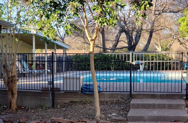 Brooks Retreat: Swimming! Game Room! Staycation!