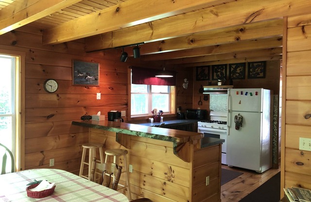 Brookside Cabin - Hampshire Woods