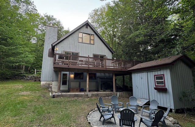 Charming Brookside cabin with 3 levels and amenities galore near Mount Snow