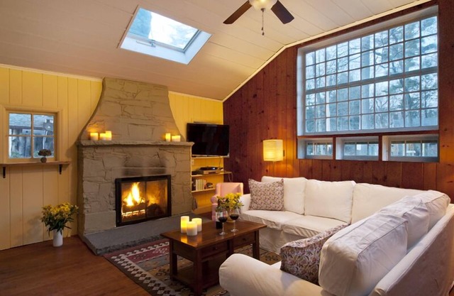 Brookside Retreat: Streamside Patio, Kamin, Writer's Studio, zu Fuß zum Village Green!