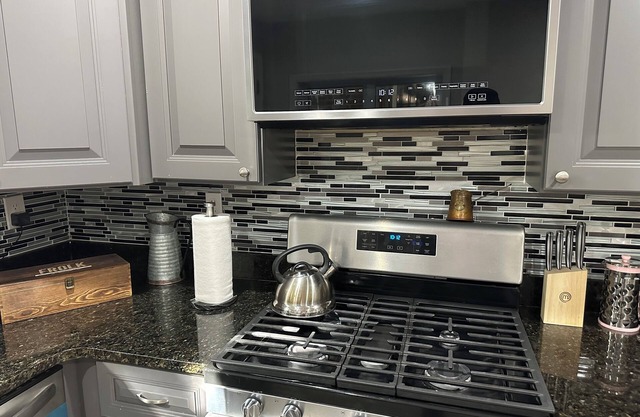 BrotherlyLove—Charming 2-bedroom house with WiFi, AC in lovely Philadelphia