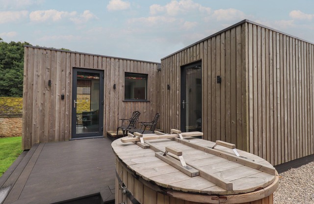 BROW WOOD CABIN, pet friendly, with hot tub in Ullswater