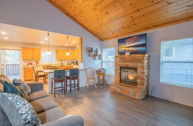Brown Bear Lodge - Cozy mountain home situated within the quiet and ideal Sugarloaf neighborhood