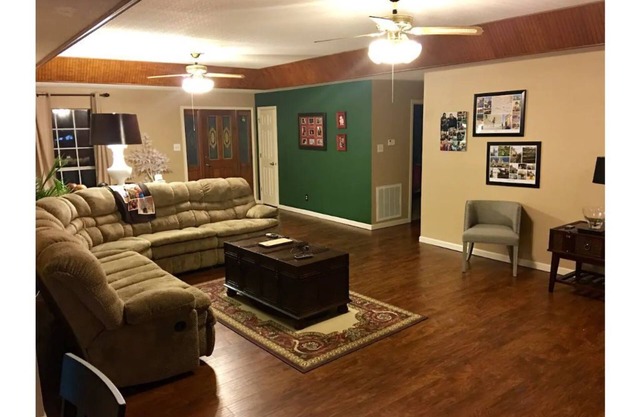 Clean , Very roomy , walk to park