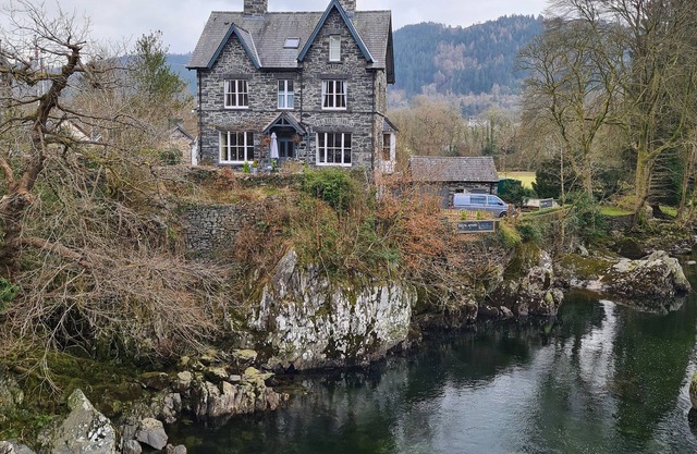 Bryn Afon - a snowdonia house that sleeps 12 guests in 6 bedrooms
