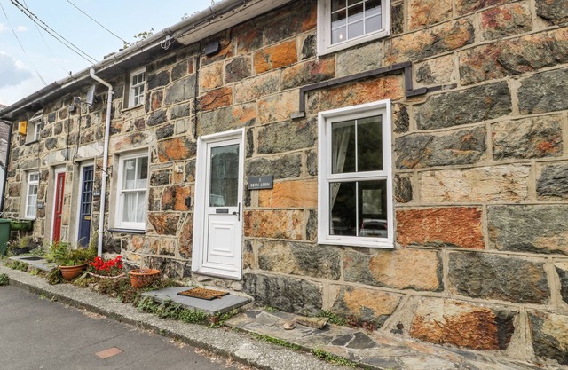 BRYN AFON, family friendly, character holiday cottage in Beddgelert