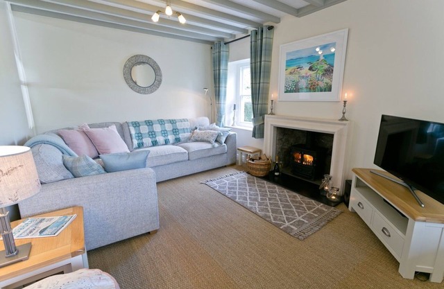 Bryn Mel (Honey Hill Cottage) - a dog friendly house that sleeps 6 guests in 4 bedrooms