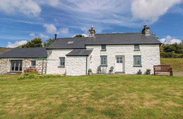 BRYN NANTE, pet friendly, with open fire in Maenclochog