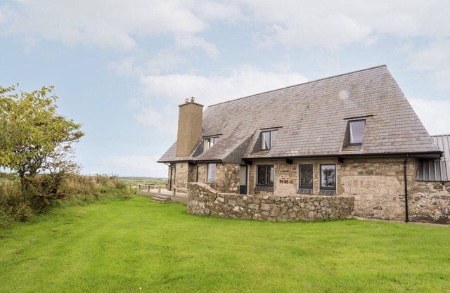BRYN ODOL BACH, pet friendly, with open fire in Tudweiliog