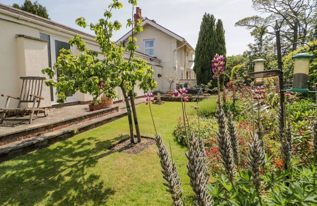 BRYN OFFA COTTAGE, romantic, with a garden in Holywell