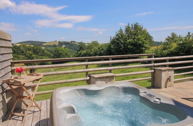 BRYNLIKKY COTTAGE, family friendly, with hot tub in Bucknell