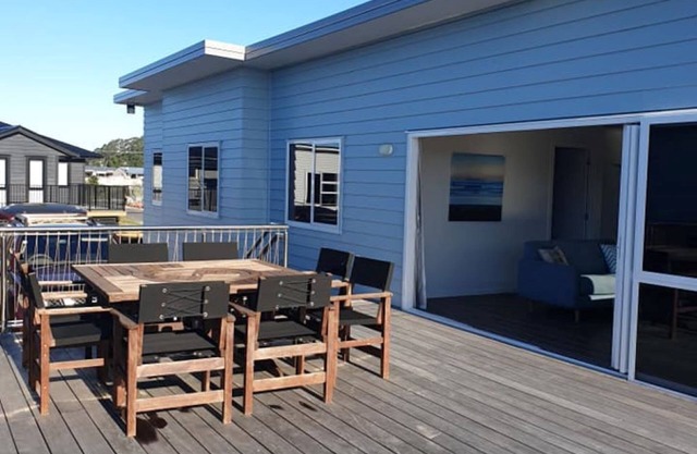 Bubbles on Moet - Waihi Beach Holiday Home