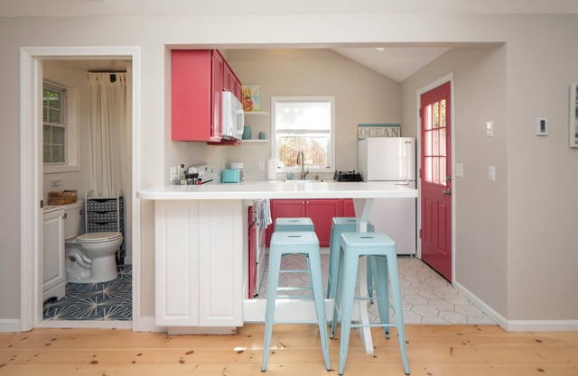 Bubbly Sunlit Newport cottage near fantastic beach area!