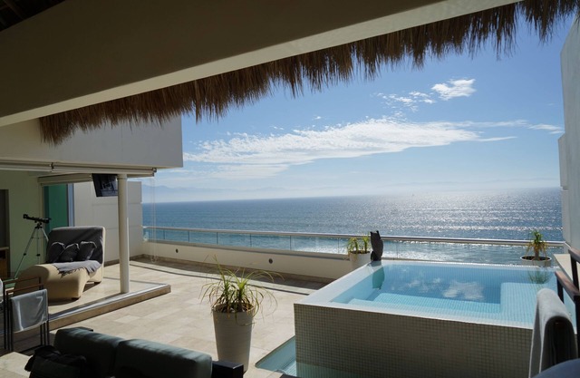 Bucerias - Golden Zone - Beachfront Luxury Penthouse 6C, private dip pool.